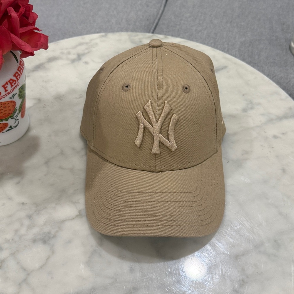 Neutral Nude NYC Yankees Woman’s Hat Cap Beige Tan Ivory White